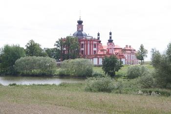 Pohled od severozápadu přes rybník (© Ivan Grisa, 08/2008)