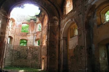 Zřícenina kostela ve Svatoboru (© Simona Kidlesová, 05/2011)