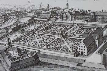 Pohled od severu od M. Weninga z r. 1701. V popředí zámecká zahrada a vpravo v pozadí Residenz (© zdroj:http://www.residenz-muenchen-blog.de/?)