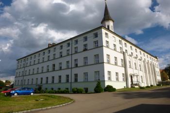 nalezinec boromejek s kostelem sv. Rodiny-Praha 6 Řepy (© Vlastislav Mareček, 07/2016)