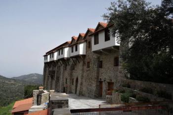 severní fronta klášterního jádra s vnějšími přístavky arkýřů mnišských cel ( © Jan P. Štěpánek 03/2016)