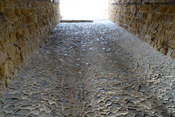 původní valounová dlažba v průjezdu Pafoské brány (© Jan P. Štěpánek 03/2016)