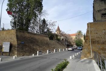 proražená hradba pro cestu v blízkosti Pafoské brány (© Jan P. Štěpánek 03/2016)