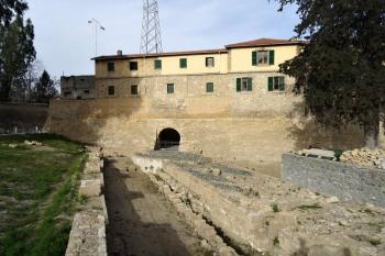 Pafoská brána - vnější průčelí s odhalenými základy původního mostu do města přes vodní příkop (© Jan P. Štěpánek 03/2016)