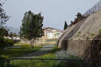 demilitarizovaný prostor mezi bastiony Roccas a Mula (v pozadí) (© Jan P. Štěpánek 03/2016)