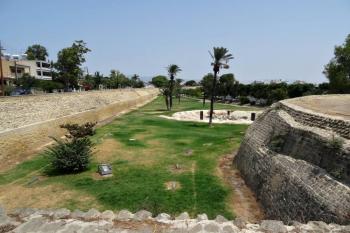 výhled z bastionu Podocataro do prostoru příkopu (© Jan P. Štěpánek 08/2015)