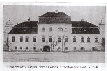 Zámek na staré fotografii. (© zdroj:http://www.obecsobotiste.sk/)