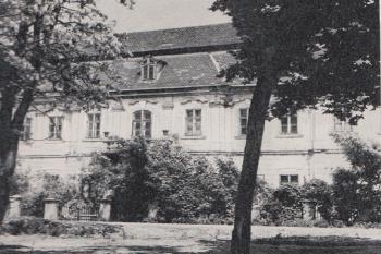 Zámek na fotografii z pol. 20.stol. (© Náhlík, Hrady, zámky a kaštiele na Slovensku, Osveta 1972.)