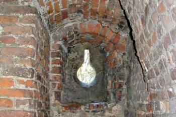 klíčová střílna vedle první brány ( © Pavel Zany Komárek 9/5/2004)