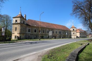 Pohled na zámek z jihovýchodu. (© Luděk Vláčil 04/2016)