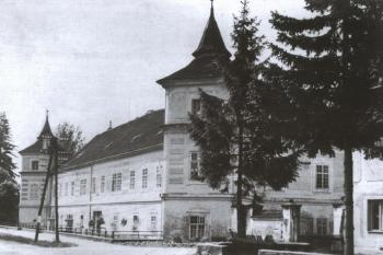 Zámek na dobové fotografii (© zdroj: http://www.zsjablonica.edu.sk)