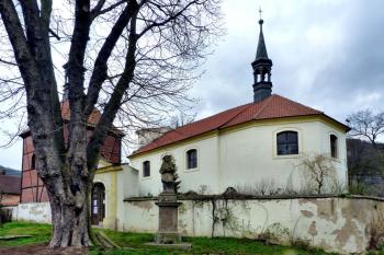Kostel Nanebevzetí Panny Marie se zvonicí ( © František Kinař 05/2017)