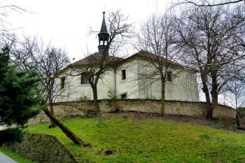 Kostel Nanebevzetí Panny Marie se zvonicí ( © František Kinař 05/2017)