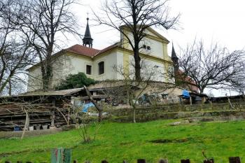 Kostel Nanebevzetí Panny Marie se zvonicí ( © František Kinař 05/2017)