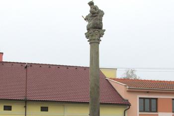 Morový sloup Nejsvětější Trojice s Pietou v Cholticích ( © Pavel Vítek 10/2015)
