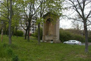 Výklenková kaple v Malešicích (© Jiří Špaček, 04/2016)