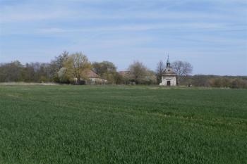 Barokní kaple sv. Václava a novodobá hájovna (© Prudký Martin, 04/2016)