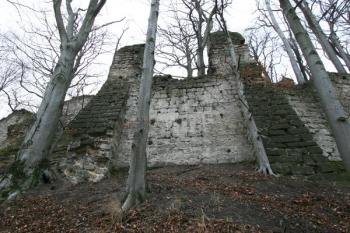 Zbytek věže zesílený opěráky ( © Filip Matoušek 01/2005)