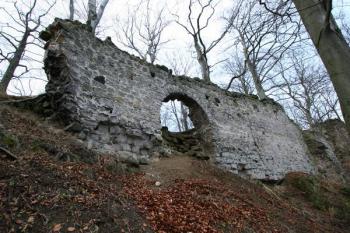 Zajímavý otvor v hradbě nad svahem, zřejmě pozůstatek výtahu do jádra hradu ( © Filip Matoušek 01/2005)