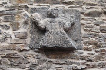 Pamětní deska na budově fary u sv. Bartoloměje připomíná děkana Hynka z Ronova, upáleného husity v roce 1421. (© Zdeněk Susa, 09/2008)