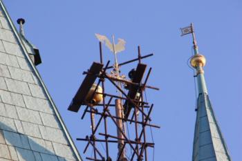 Korouhev severní věže v opravě: pohled mezi helmicí a nárožní věžičkou zvonice ( © Ivan Grisa 12/2009)