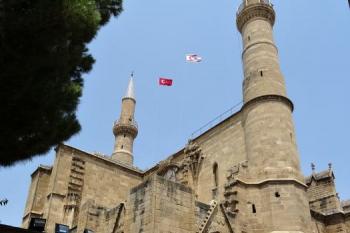 vstupní průčelí katedrály s nedostavěnými věžemi a minarety ( © Jan P. Štěpánek 08/2015)