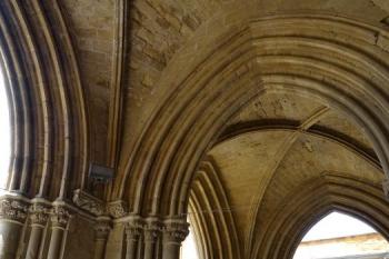 trojklenbový prostor před vstupem do katedrály ( © Jan P. Štěpánek 08/2015)