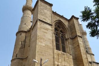 severozápadní věž katedrály s mladším minaretem ( © Jan P. Štěpánek 08/2015)