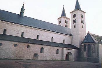 Bazilika boční pohled (2002 ©Josef Žajdlík)