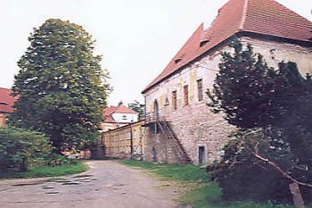Klášterní budovy (2002 ©Josef Žajdlík)