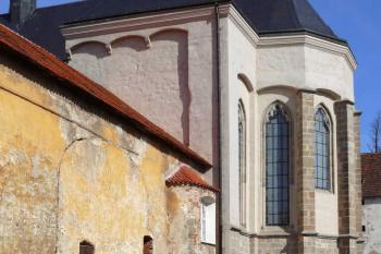 Chórová část klášterní baziliky od jihovýchodu. (© Jan Sommer, 04/2008)