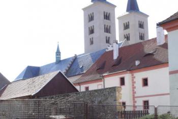 Věže klášterní baziliky od severozápadu. (© Jan Sommer, 03/2008)