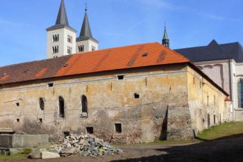 Románská a goticky přestavěná část konventu od jihovýchodu. (© Jan Sommer, 03/2008)