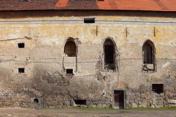 Gotická okna bývalého refektáře v jižním křídle románského konventu. (© Jan Sommer, 03/2008)