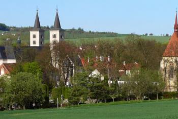 Klášter s kostelem sv. Jiljí (vpravo) od východu. (© Jan Sommer, 05/2008)