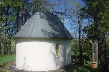Bývalá kaple upravena na mysliveckou chatu. ( © Luděk Vláčil 05/2016)
