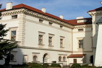 jz.část zámku (© D Dohňanský, 03/2014)