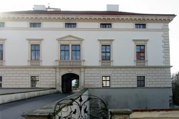vstupní část vlastního zámku (© D Dohňanský, 03/2014)