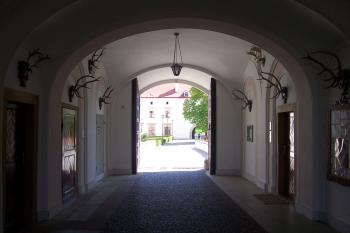 průjezd v hlavní budově zámku (© Michal Schuster, 05/2008)