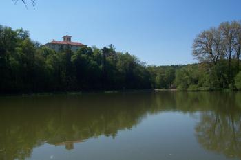 pohled na zámek přes rybník (© Michal Schuster, 05/2008)