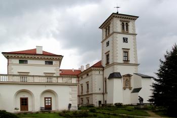 jádro hradu od západu z terasy (© Pavel Zany Komárek 15/05/2004)