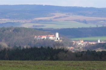 výhled na Černou Horu (zámek) z kopce mezi obcemi Žerovník a Brťov - Jeneč (© zdeněk komínek, 04/2010)