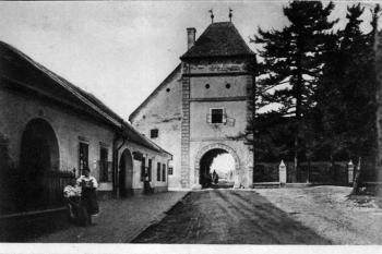 Horní brána na dobové fotografii, pohled z jihu. (© zdroj: http://www.modranet.sk)