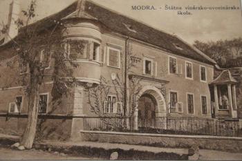 Zámek v r. 1922. již jako vinařsko-ovocnářská škola. (© Luděk Vláčil 05/2016 foto z informační cedule.)