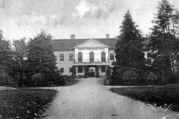Zámek na staré fotografii ( již jako zemědělská škola) (© zdroj:http://www.atlaskastielov.sk)