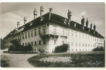 Zámek na dobové fotografii ( zdroj: http://www.atlaskastielov.sk/)