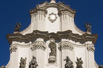 Štít kostela Nanebevzetí panny Marie, Osek ( © Radovan Smokoň 07/2006)