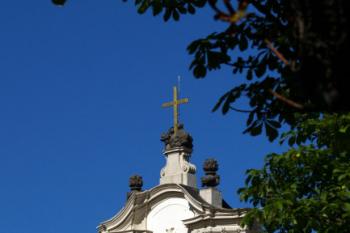 Štít kostela Nanebevzetí panny Marie, Osek ( © Radovan Smokoň 07/2006)