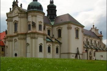 pohled z druhé strany kostela (© Zdenka Jandásková, 11/2008)