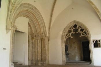 ambit, vlevo románský portál do kostela (© Karel Husák, 07/2006)